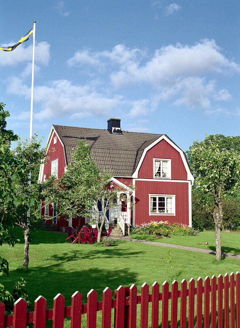 Typisches Holzhaus im Sonnenlicht, Smaland, Schweden, Europa