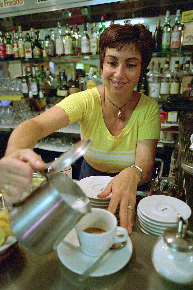 Frau bereitet Cappuccino zu, Bar Mateo, Corniglia, Cinque Terre, Ligurien, Italien
