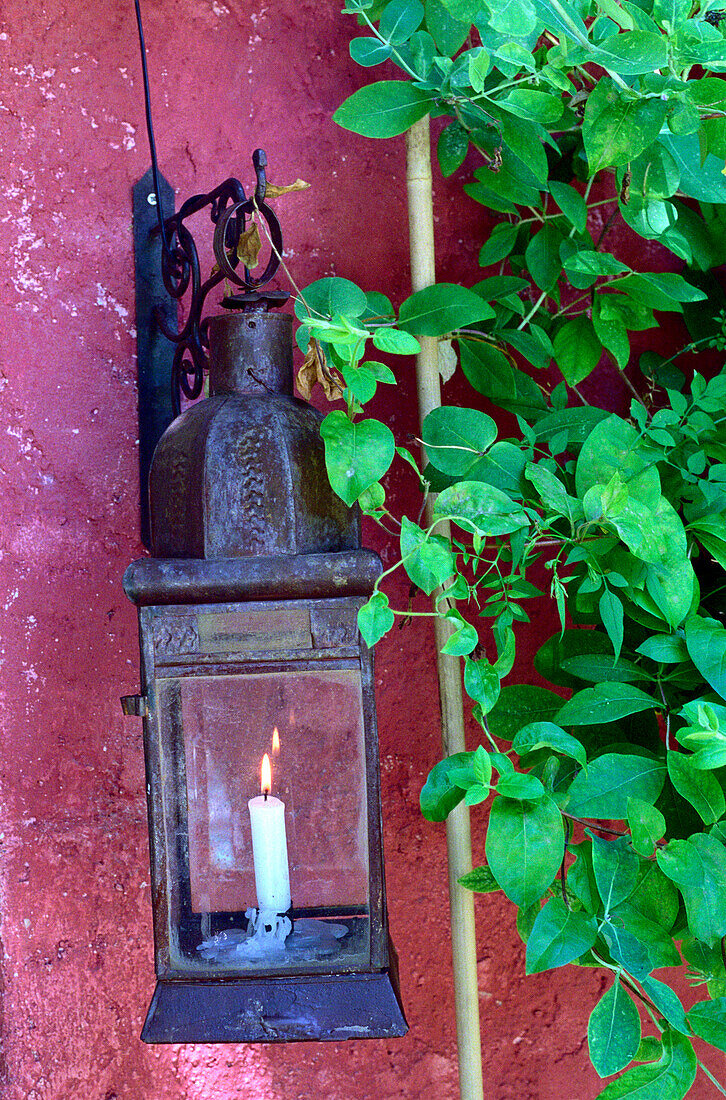 Lampe mit brennender Kerze an einer Hauswand, Drome, Frankreich, Europa