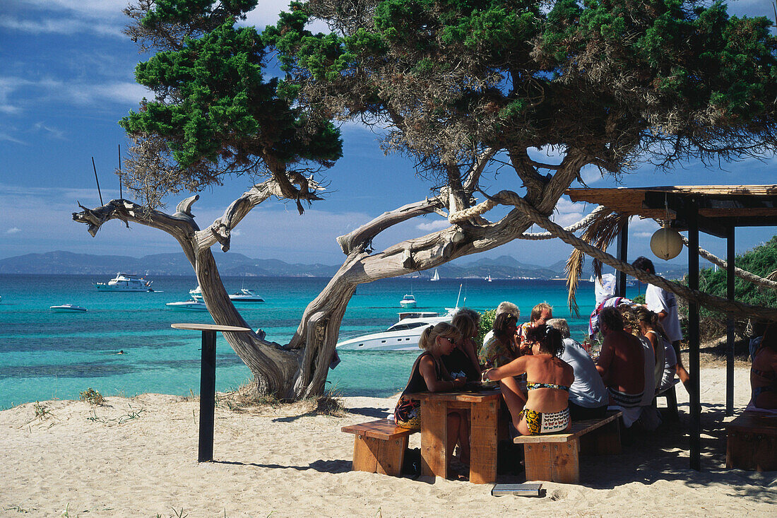 Menschen in einer Strandbar, De Ilettes, Formentera, Balearen, Spanien, Europa