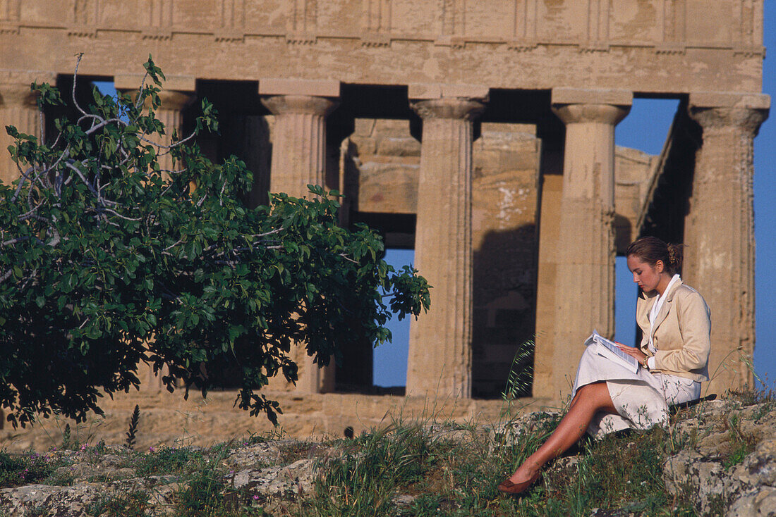 Bildungsurlaub, Junge Frau vor, Tempel im Tal der Tempel Agrigent, Sizilien, Italien