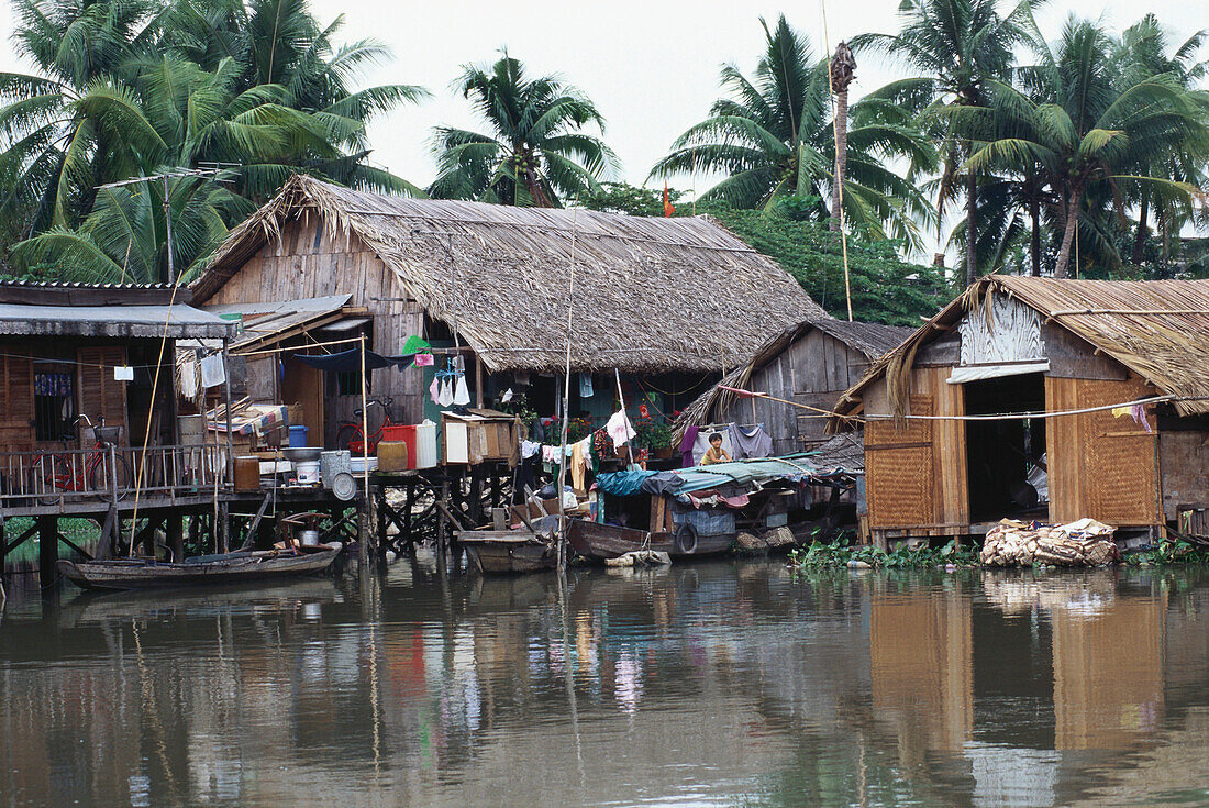 Häuser auf Stelzen im Fluss, Saigon, Vietnam, Asien