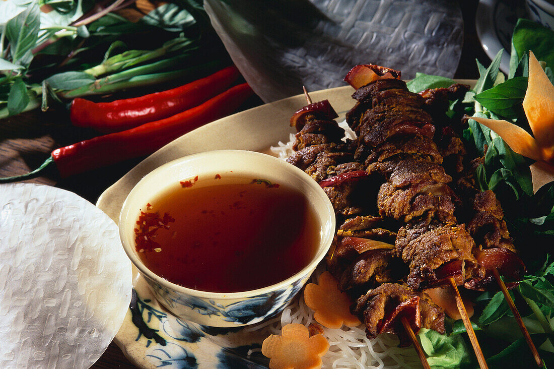 Traditionelle Kost, Brühe und Fleischspießchen Vietnam