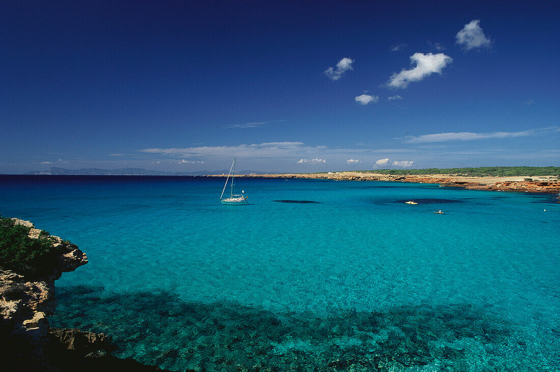 Boot in der Bucht von Gavina unter blauem Himmel, Formentera, Balearen, Spanien, Europa