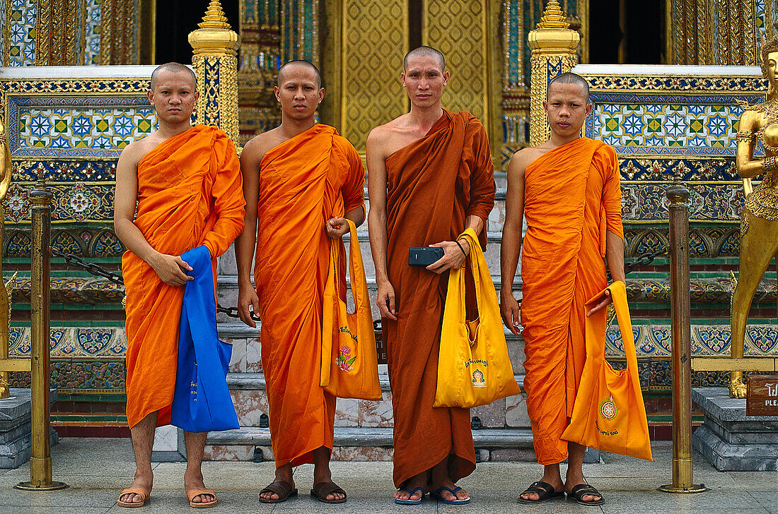 Monks in front of the Wat Phra Keo temple, Bangkok, Thailand, Asia