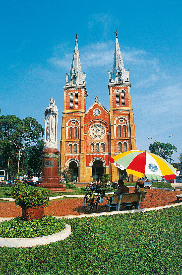 Notre Dame Kirche und Marienstatue in einem Park, Saigon, Vietnam, Asien