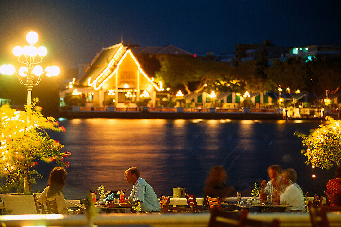 Menschen beim Essen auf einer Terrasse am Abend, Oriental Hotel, Bangkok, Thailand, Asien