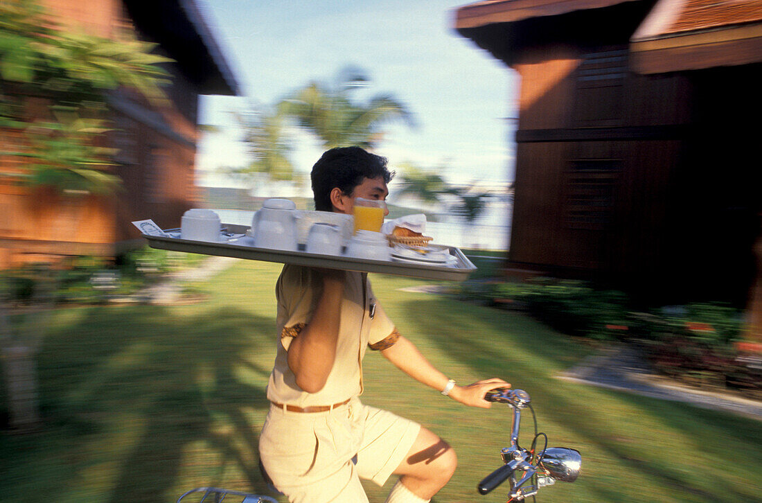 Kellner mit Tablett auf einem Fahrrad, Pelangi Resort, Malaysia, Asien