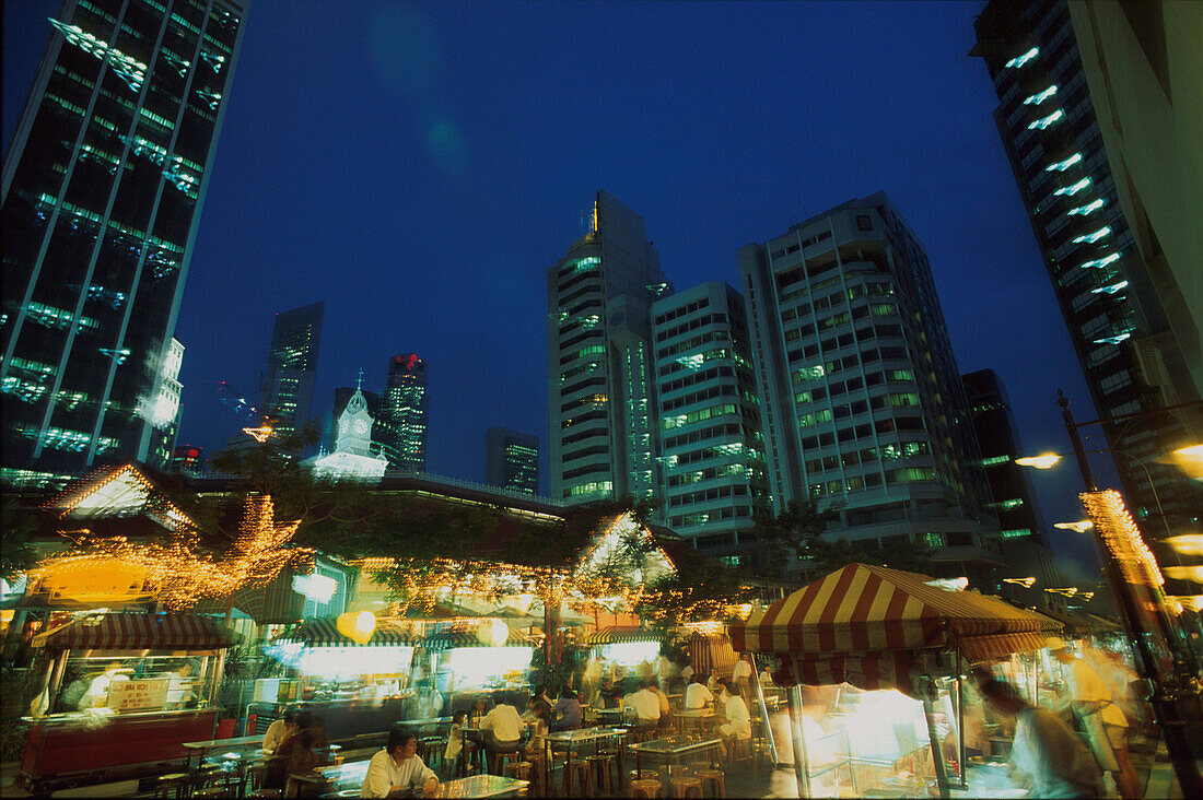 Straßenküchen an Lau Pa Sat, Einkaufszentrum bei Nacht Singapur