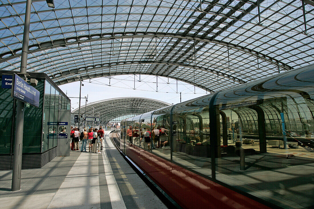 Touristen bei Berlin-Lehrter Bahnhof, Berlin, Deutschland