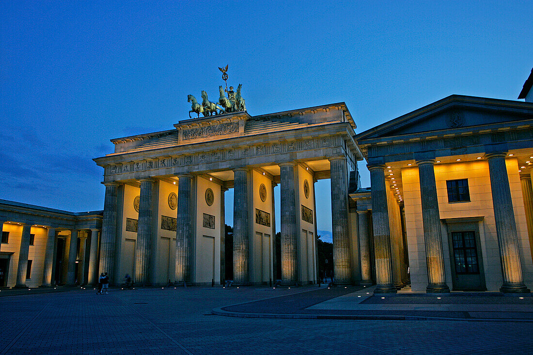 Blick von Brandendurger Tor bei Nacht, Berlin, Deutschland