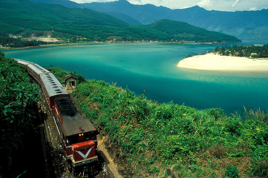 Zug fährt an der Küste entlang, Vietnam, Asien