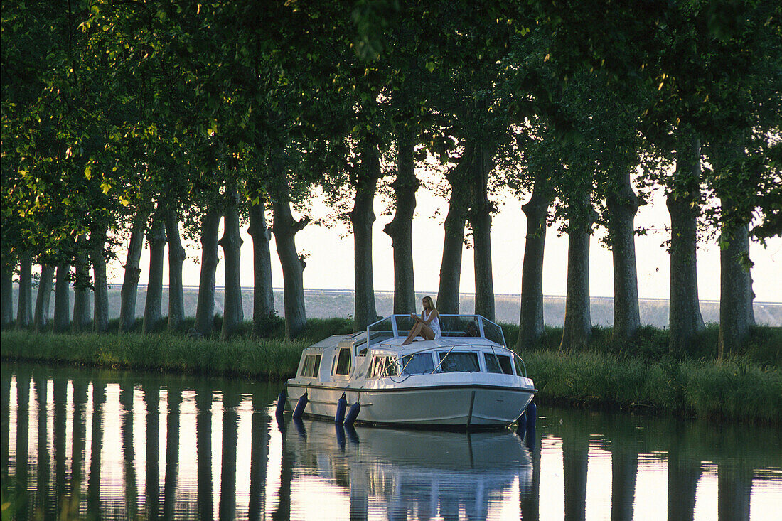 Frau auf Hausboot, Canal du Midi, Frankreich