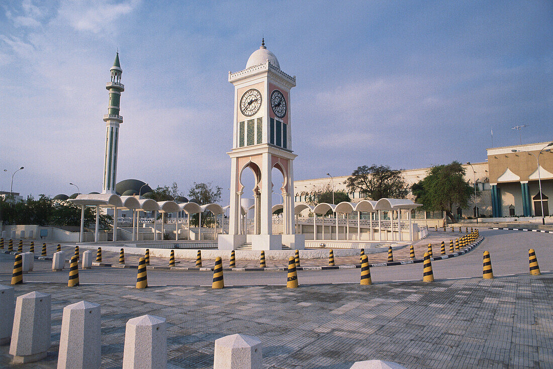 Blick auf Uhrenturm und Minarett, Doha, Katar, Asien