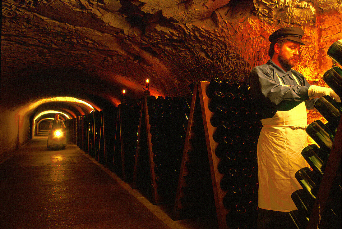 Mann in einem Weinkeller, Champagne, Frankreich, Europa