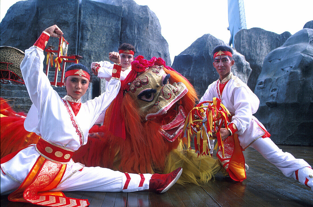 Drachentanzgruppe, Menschen in traditionellen Kostümen, Haw Par Villa, Singapur, Asien