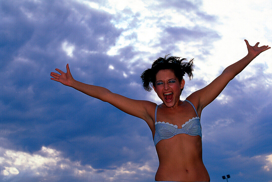 Lachende Frau am Strand, People