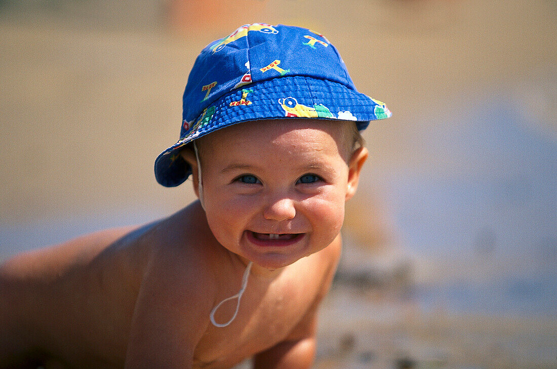 Baby mit Sonnenhut, People