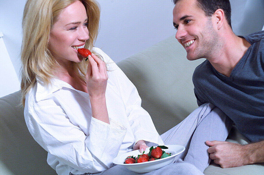 Paar isst Erdbeeren