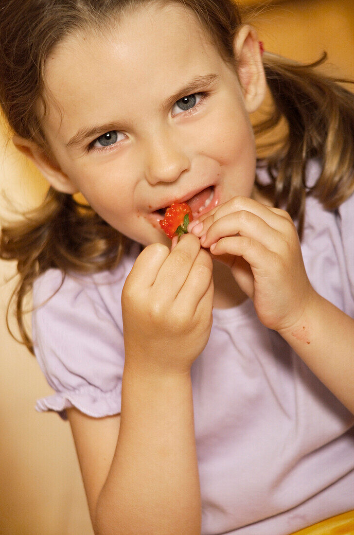 Maedchen isst Erdbeeren