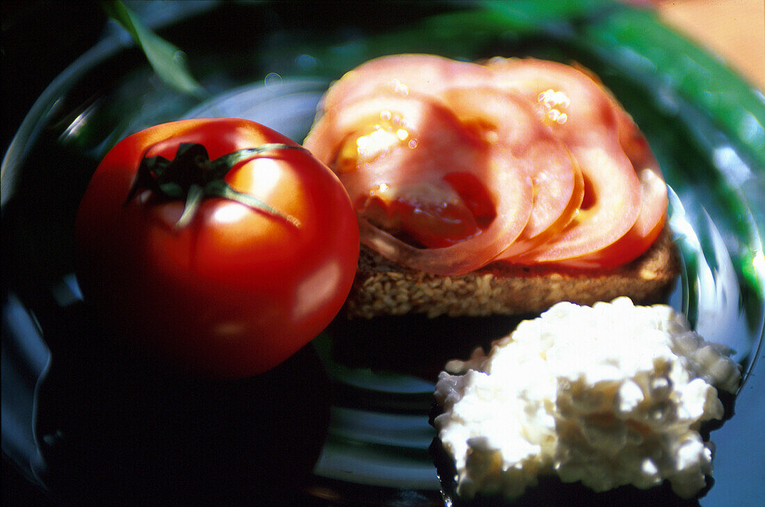 Tomatenbrot mit Huettenkaese, Food