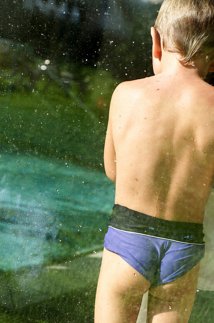 Junge am Schwimmbad