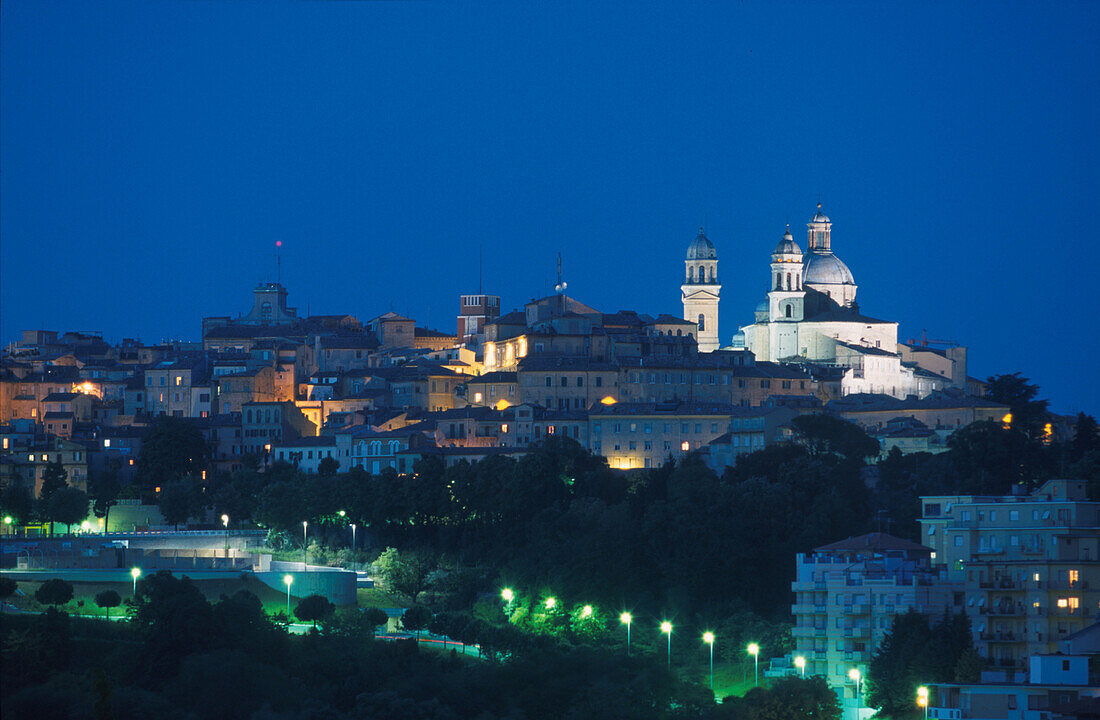 Blick auf die Stadt Macerata bei Nacht, Marken, Italien, Europa
