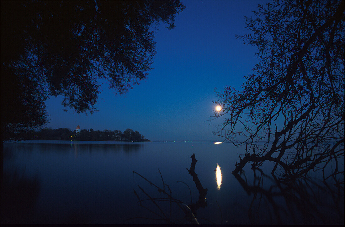 Chiemsee mit Insel Frauenchiemsee bei Nacht, Bayern, Deutschland