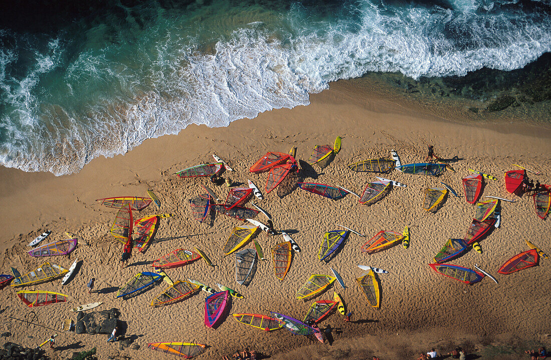 Blick von oben auf Strand mit Surfbrettern, Hookipa, Maui, Hawaii, USA, Amerika