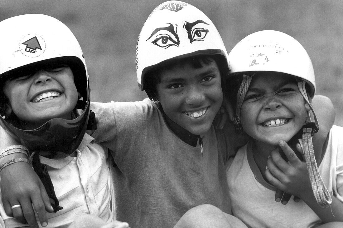 Kinder mit Helmen