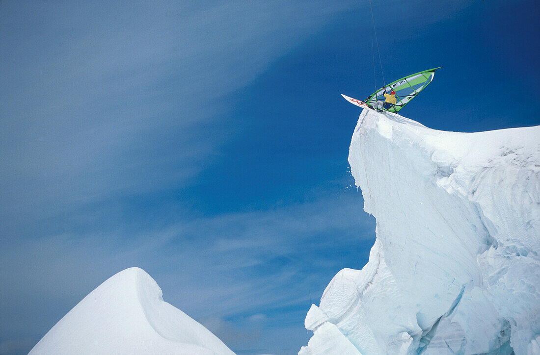 Snowsurfer vor dem Sprung auf einer Schneeklippe in der Schweiz