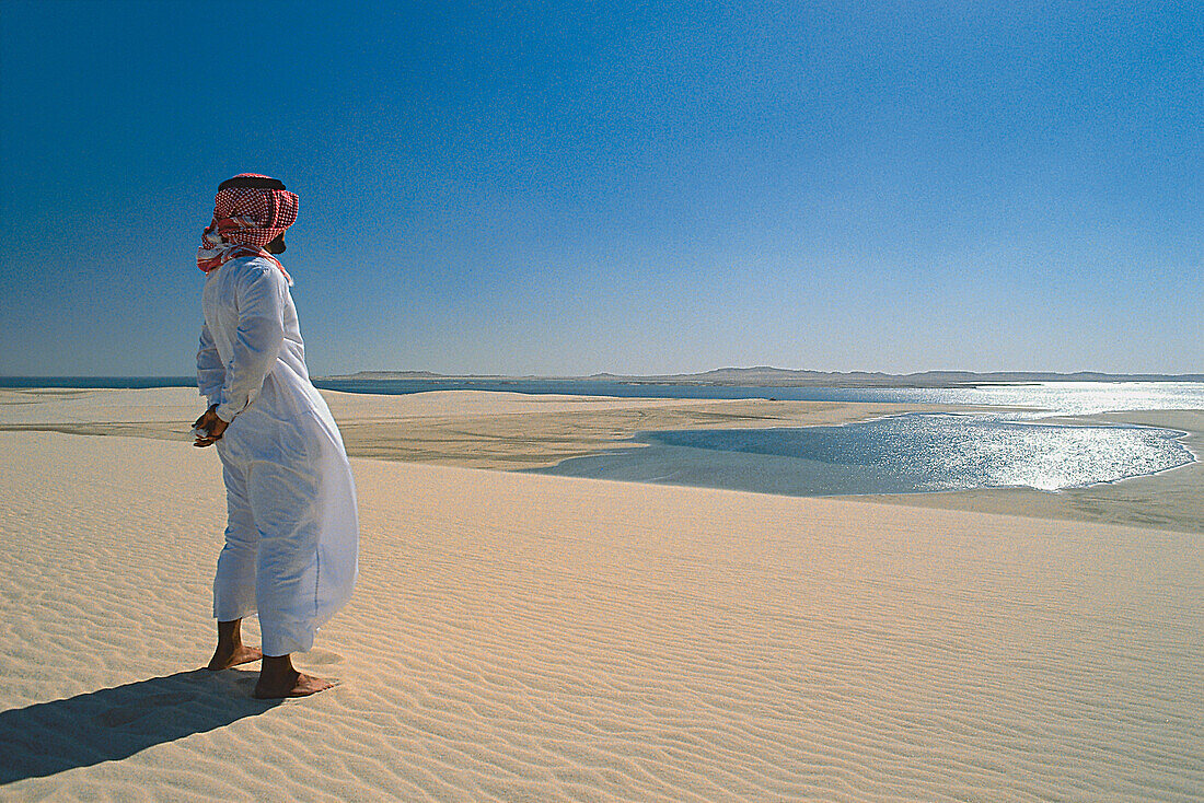 Mann mit Kopftuch in der Wüste, Katar, Asien