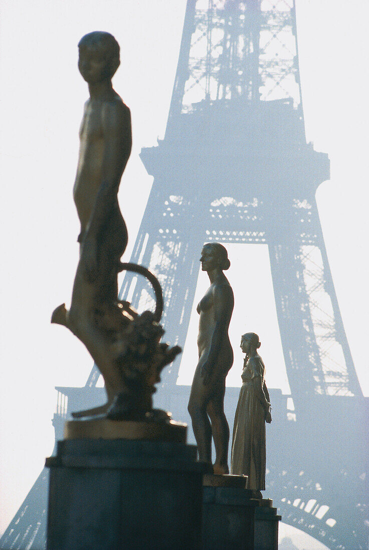 Statuen vor Eiffelturm, Paris, Frankreich
