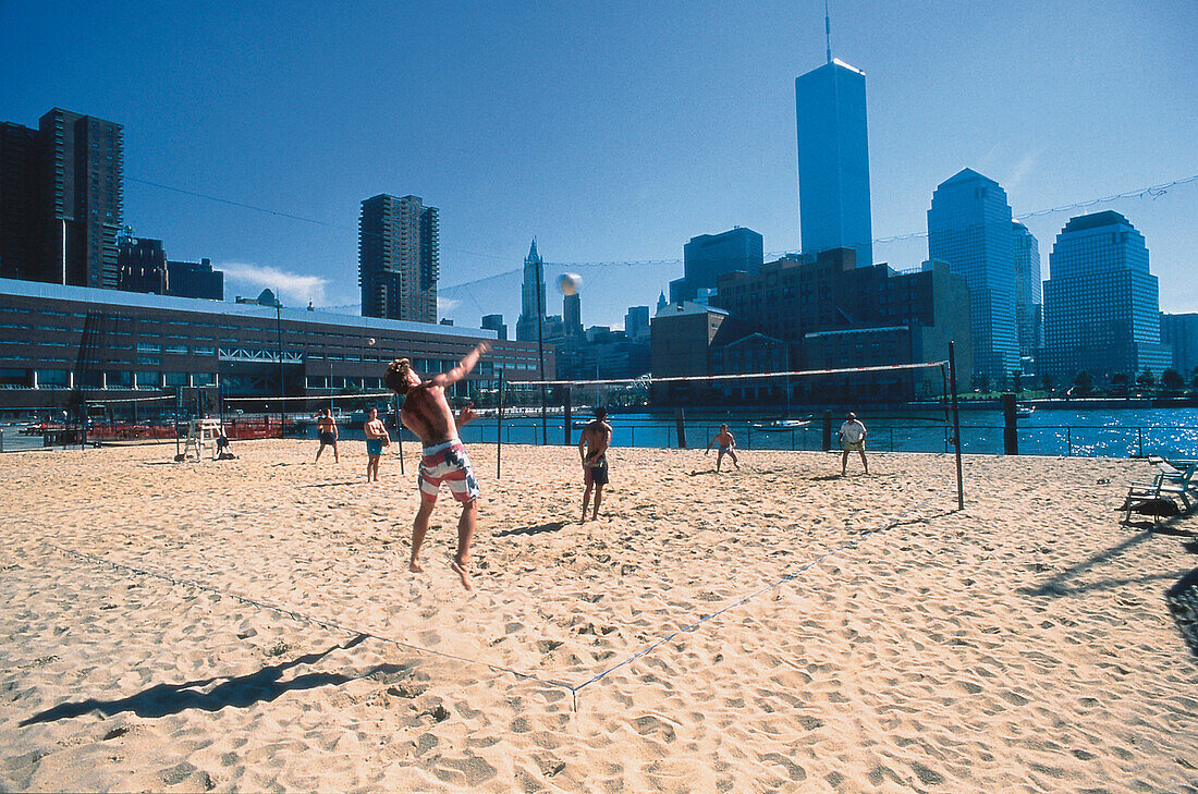 Beachvolleyball am Hudson, New York City NY, USA