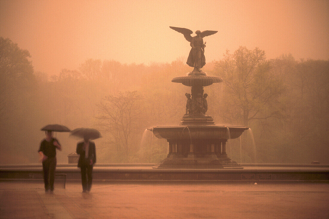 Gewitterregen am Bethesda Brunnen, Central Park, Manhattan New York, NY- USA