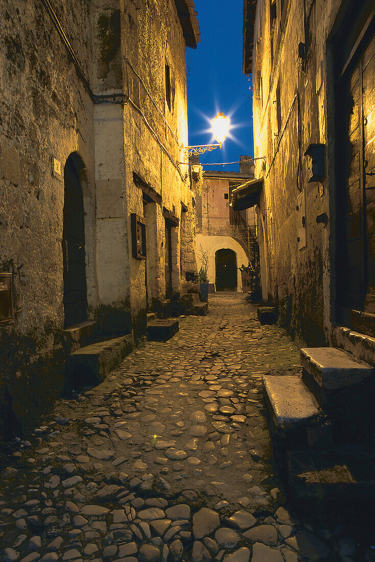 Gasse in der Altstadt bei Nacht, Bretagne, Frankreich, Frankreich, Europa