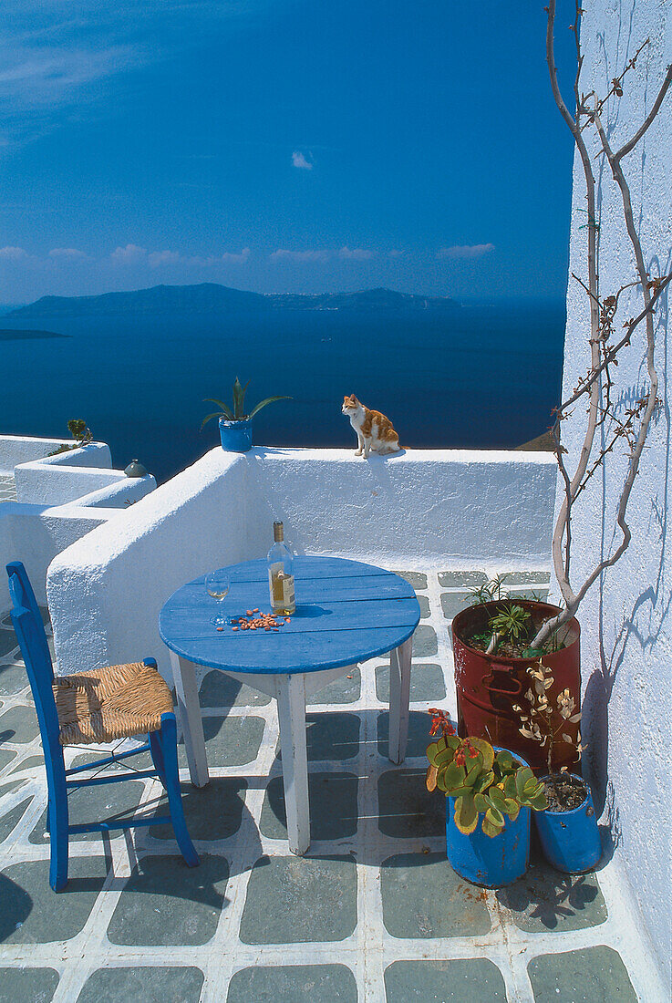 Terrasse des Hotels Fira im Sonnenlicht, Santorin, Griechenland, Europa