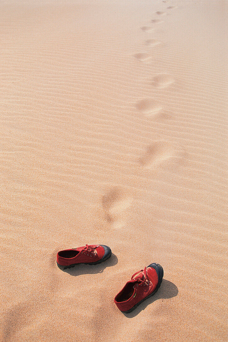 Rote Schuhe im Sand, Cost de la Luz Andalusien, Spanien