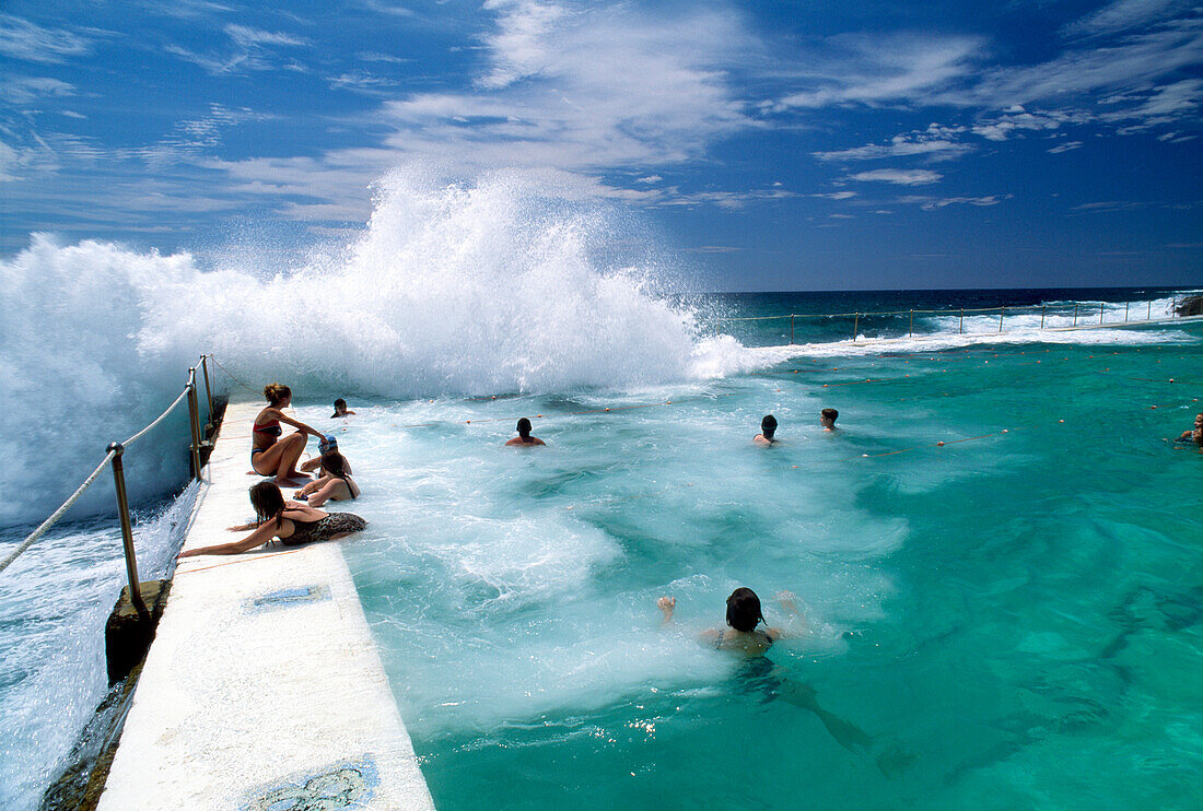 Menschen schwimmen im Meer, Bondi Beach, New South Wales, Australien