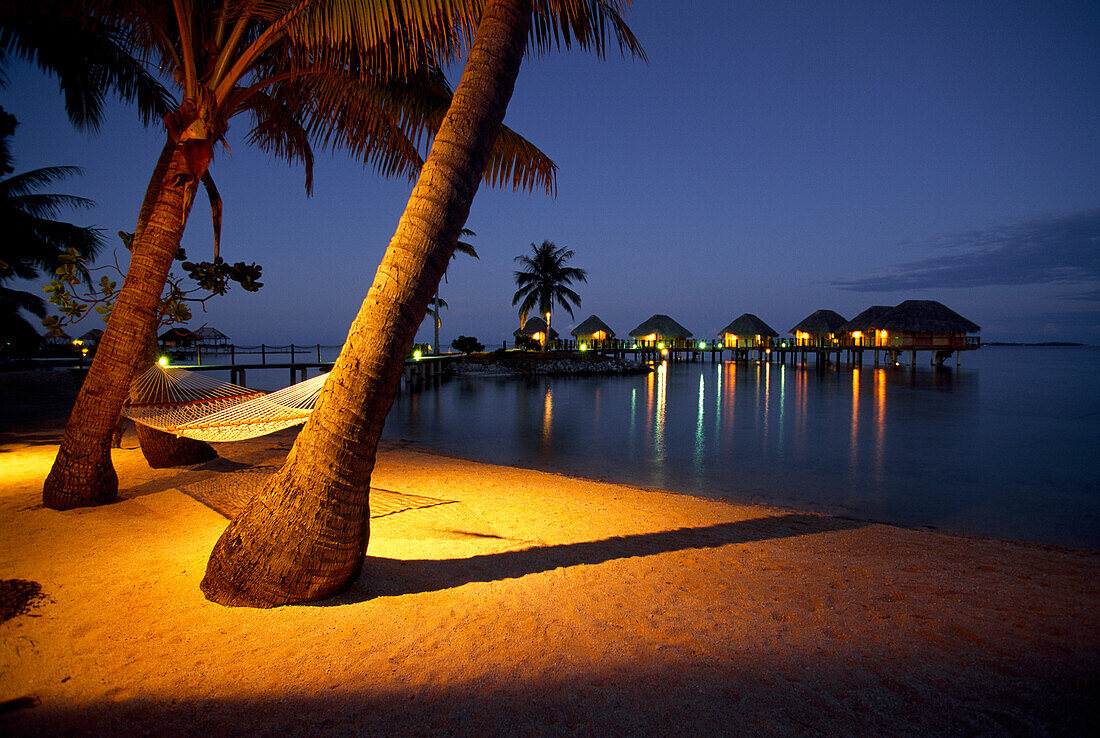 Hängematte zwischen Palmen am Abend, Manihi Pearl Beach Resort, Atoll Rangiroa, Tuamou Archipel, Französisch Polynesien