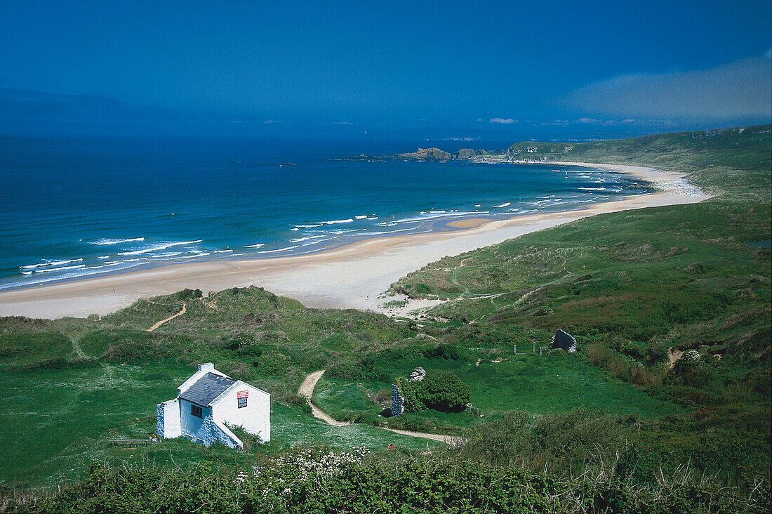 Küstenlandschaft und Strand unter Gewitterwolken, White Park Bay, Antrim, Nordirland, Grossbritannien, Europa