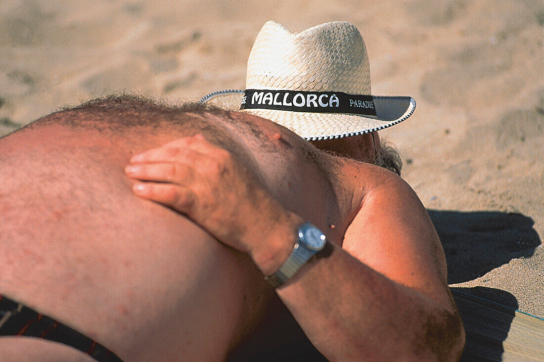Korpulenter Mann am Strand, Mallorca, Balearen, Spanien