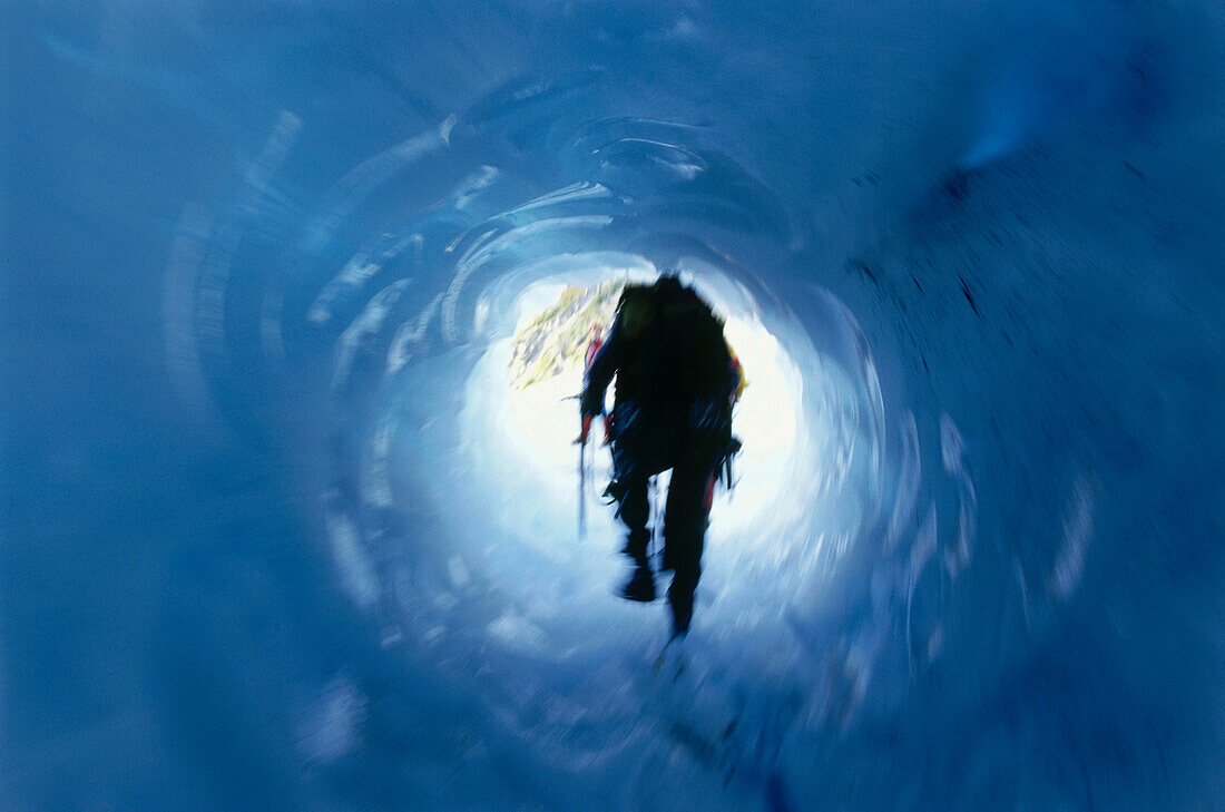 Mensch beim Eisklettern, Briksdalgletscher, Norwegen