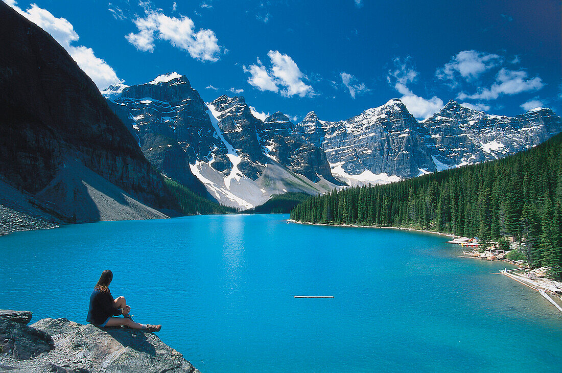 Frau genießt den Aussicht, Moraine Lake, Ten Summits, Rocky Mountains, Alberta, Kanada