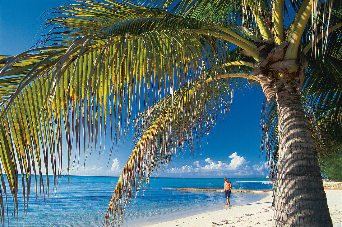 Mensch am Strand, Rum Point, Grand Cayman Islands, Kaimaninseln, Karibik