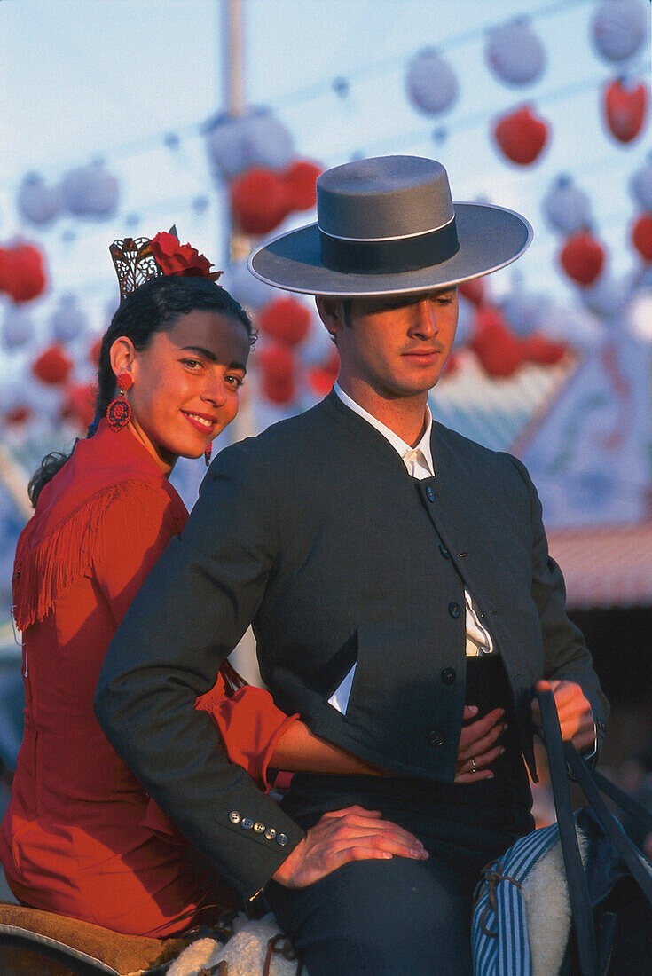 Paar in Tracht auf einem Pferd, Feria de Abril, Sevilla, Spanien, Europa