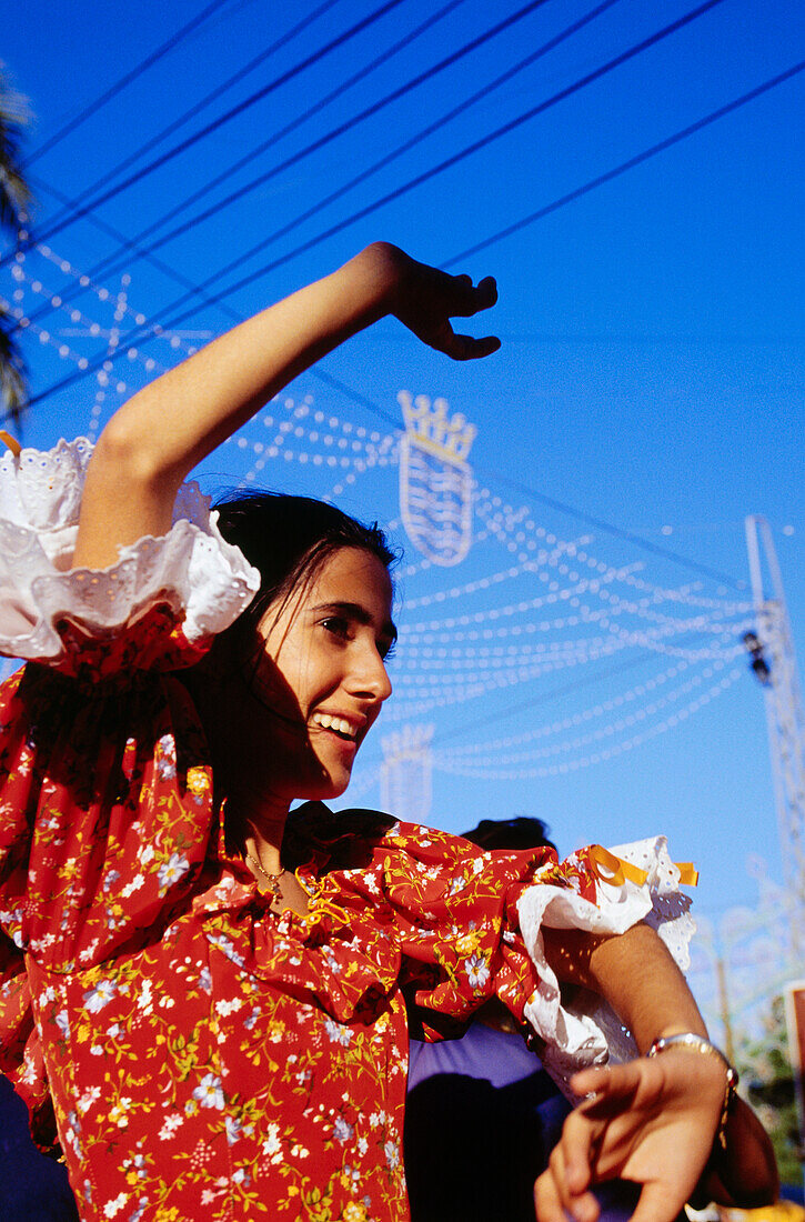 Mädchen tanzt Flamenco, Feria del Caballo, Fest, Jerz de la Frontera, Provinz Cadiz, Andalusien, Spanien