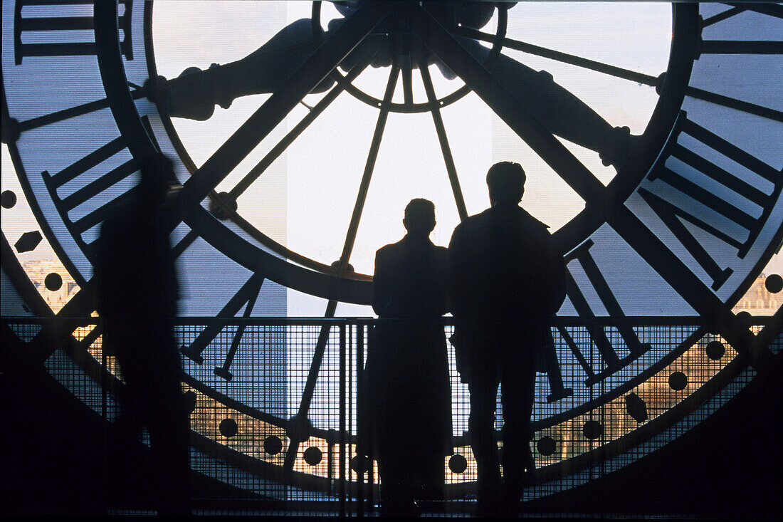 Couple in front of the clock at the Musée d´Orsay, architecture firm Architekturbüro ACT-Architecture, Paris, France