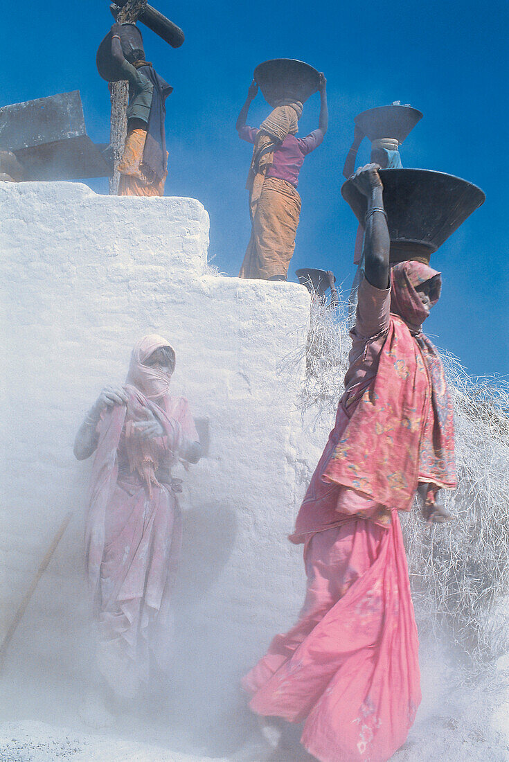 Arbeiterinnen im Steinbruch tragen schwere Lasten, Bihar, Indien