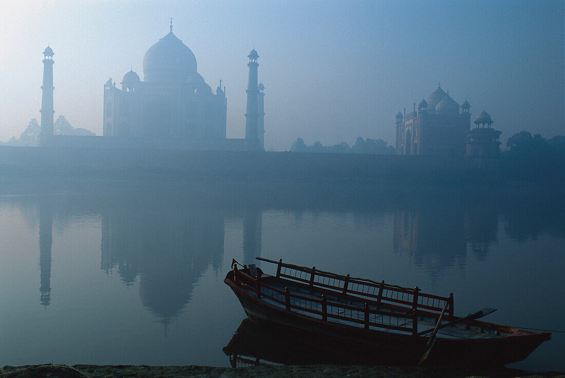 Taj Mahal im Morgennebel mit Fluss Jamuna und Fährboot, Agra, Uttar Pradesh, Indien